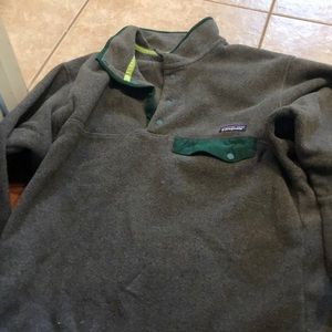 Gray fleece Patagonia men’s pullover
